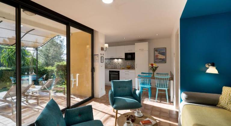 Serviced apartment with garden & patio — photo 3