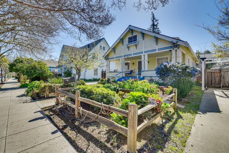 6 Blocks to SJSU Cozy Bungalow w Deck & Koi Pond