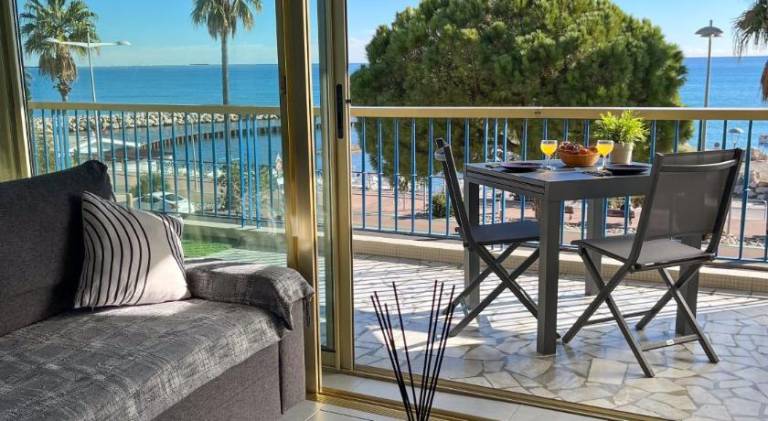 Pleasant holiday apartment with private pool & patio | Close to the beach | Dogs allowed in Cagnes-sur-Mer
