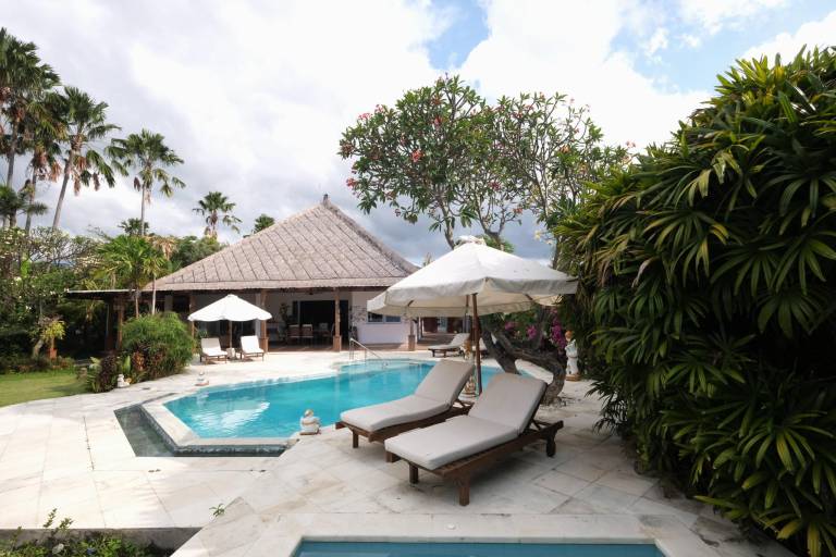 Charming villa with jacuzzi, yard & private pool | Good for workation | Pets are welcome in Bali