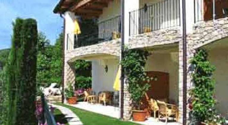 Rental apartment with private pool, barbecue & yard in Torri del Benaco