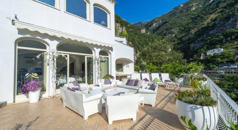 Charming villa with hot tub & pool | Next to the beach | Pets are welcome in Positano