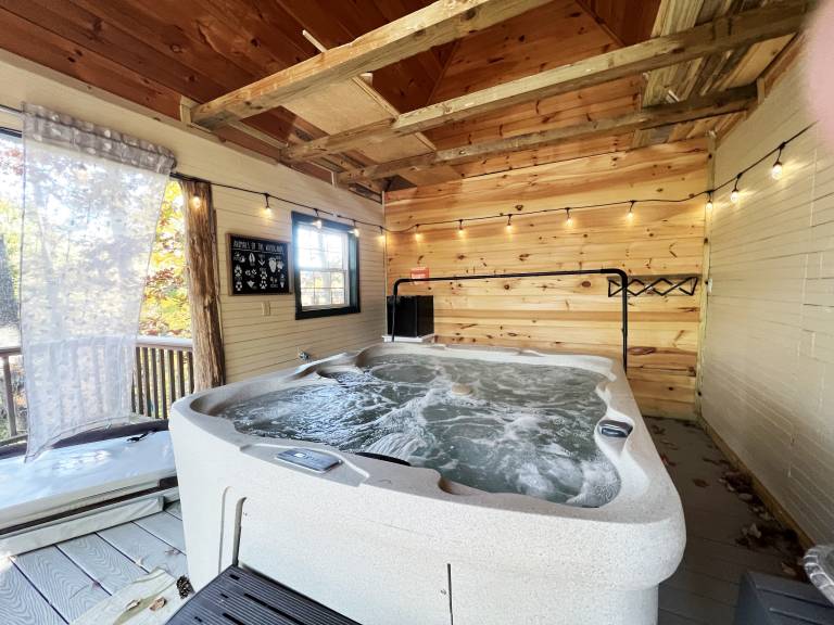 EZ drive Cabin~Private Hot Tub~Pool Table~pet friendly — photo 2