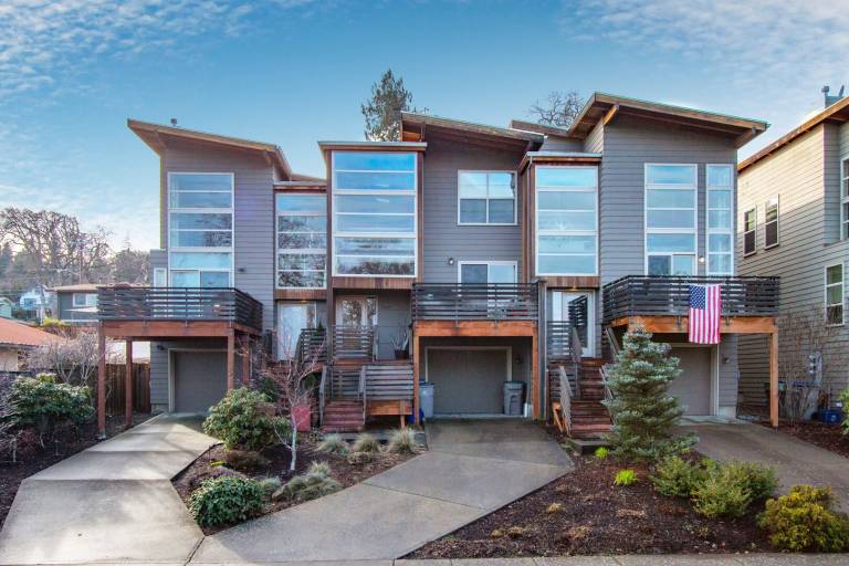 Sophisticated Urban Loft Townhouse with BBQ on the Deck in Hood River, OR