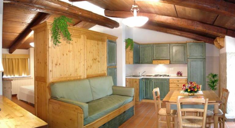 Serviced apartment with pool & yard — photo 2