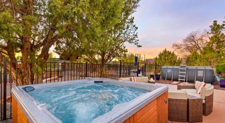 Vacation home with hot tub & pool — photo 4