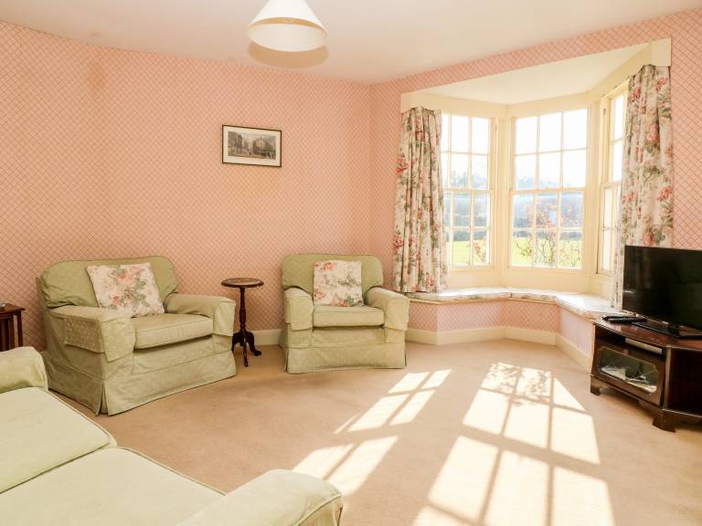 Cottage with garden — photo 3