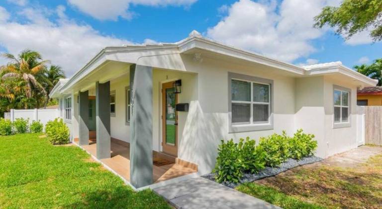 House with barbecue in Fort Lauderdale, FL
