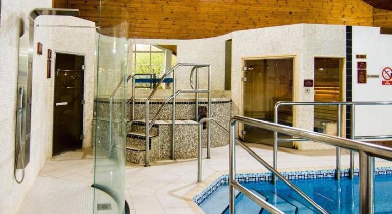 House with pool & hot tub — photo 3