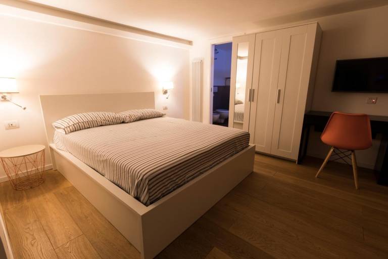 Apartment 'Fabrizio Ai Gradoni Di Chiaia' with Balcony, Wi-Fi and Air Conditioning — photo 2