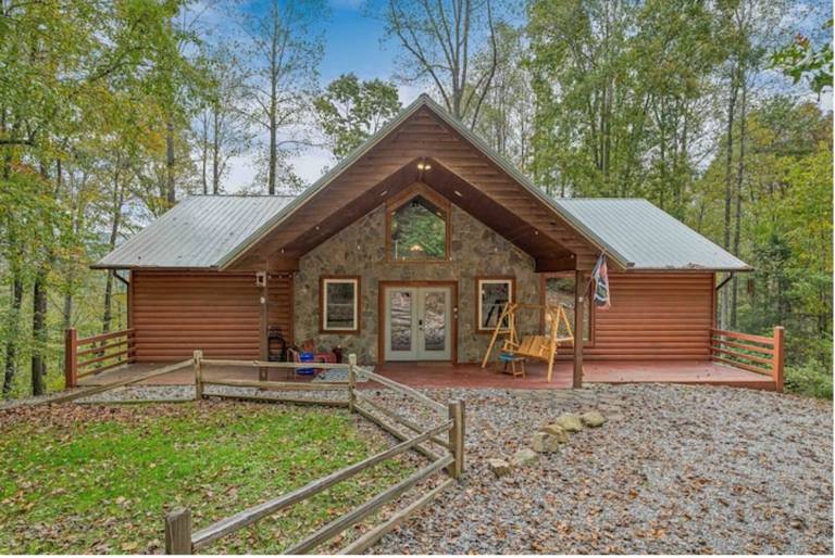 Cabin Royale Long-Range Mountain Views Hot Tub Game Room Bar Fire Pit Pet-Friendly — photo 5