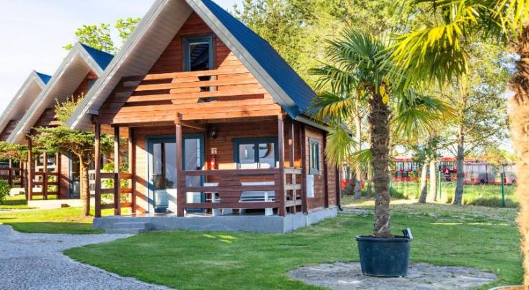 Lodge with barbecue, yard & patio — photo 3