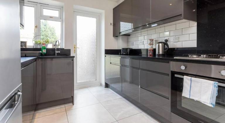 West Green House Spacious 3BR, Wifi, Paid Parking, Next to Crawley Hospital, Close to Gatwick Airport, — photo 2