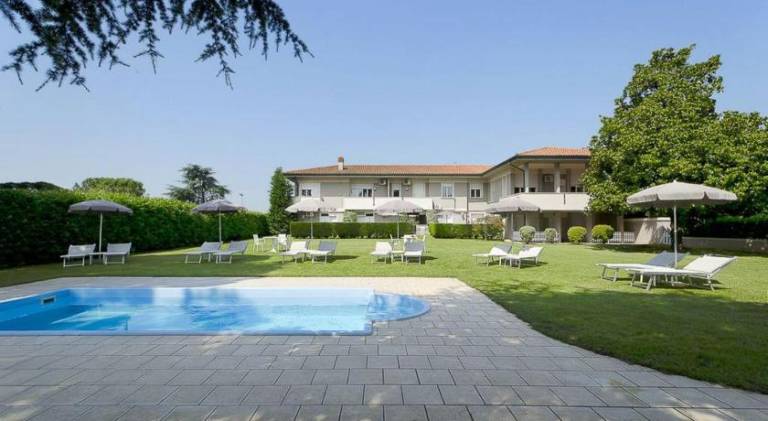 Beautiful serviced apartment with pool, patio & garden | Pet-friendly in Lazise