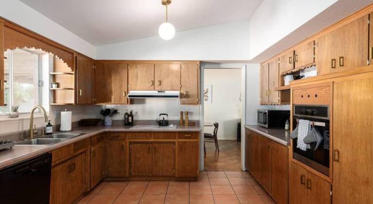 Vacation home with terrace, barbecue & yard — photo 3