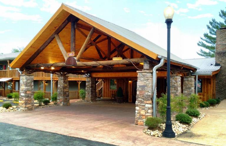 The Smoke House Lodge And Cabins in Monteagle, TN