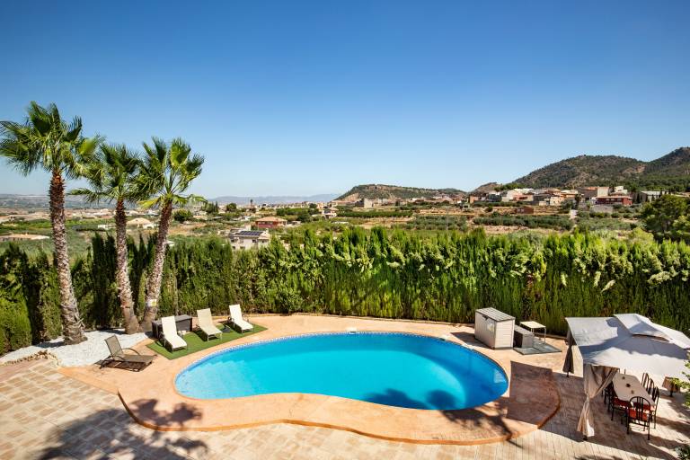Children-friendly charming vacation home with terrace, private pool & jacuzzi | Garden view | Suitable for remote work | Pets allowed — photo 2