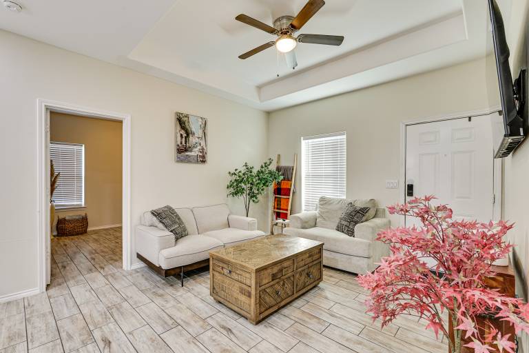 2 Mi to DHR Health: Commuter-Friendly Pharr Apt — photo 5