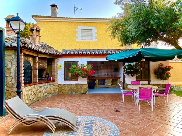 Fully equipped villa with grill, private pool & yard | Pet-friendly — photo 5