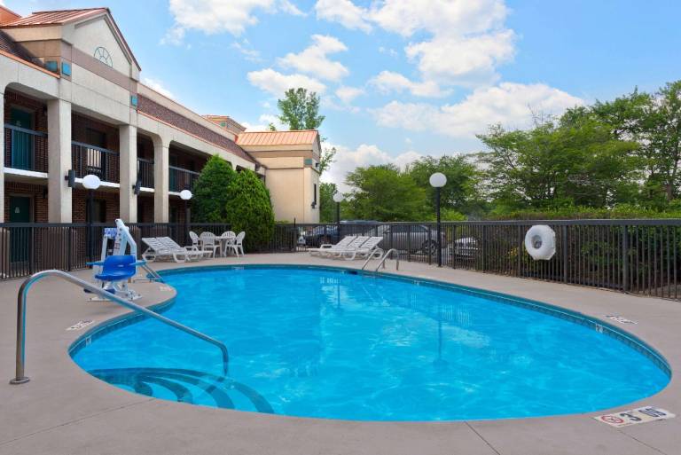 Super 8 By Wyndham Huntersville/Charlotte Area — photo 4