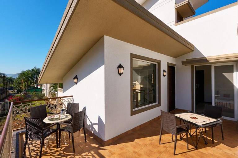 Villa with pool & yard | Pets allowed — photo 5