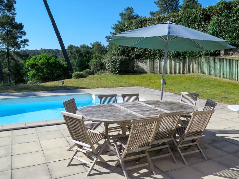 House with private pool, patio & grill — photo 2