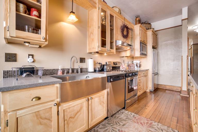 Vintage Downtown Laramie Apartment w/ Deck! — photo 5