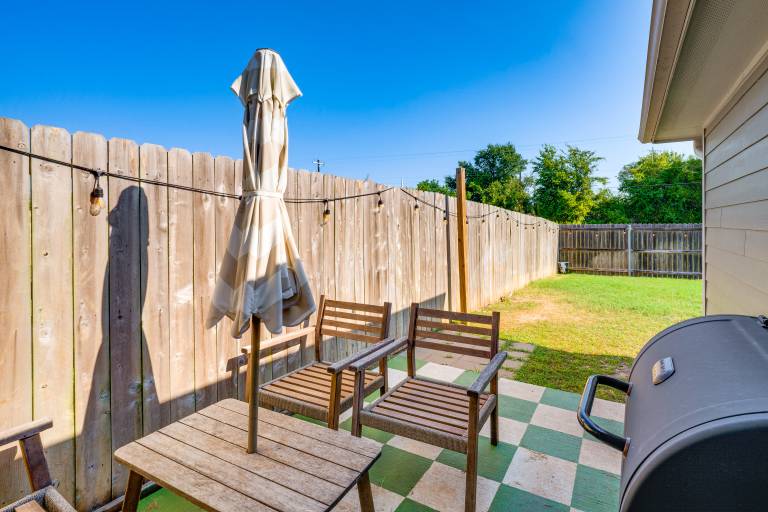 9 Mi to College Station: Dog-Friendly Home w/ Yard — photo 2