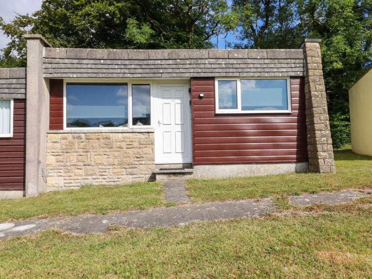 Cottage with pool & yard | Beach view — photo 2