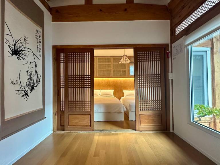 Fully equipped house with yard | Near Bukchon Hanok Village | Perfect for remote work | Pets allowed — photo 2