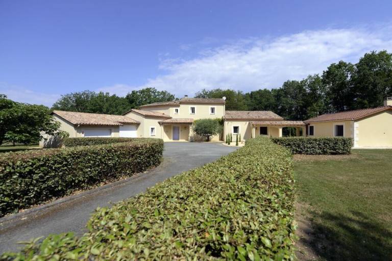 Fully equipped nice villa with barbeque, yard & terrace | Pets are welcome — photo 4