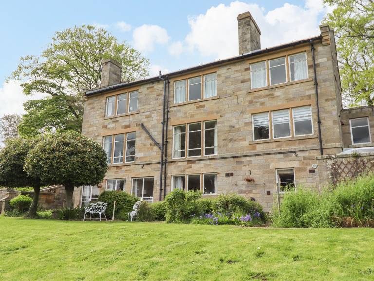 Cottage with yard in Whitby