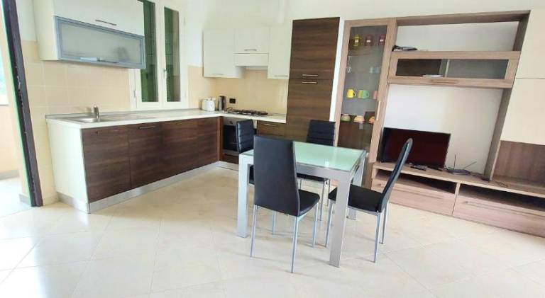 Rental apartment with patio, yard & BBQ — photo 3