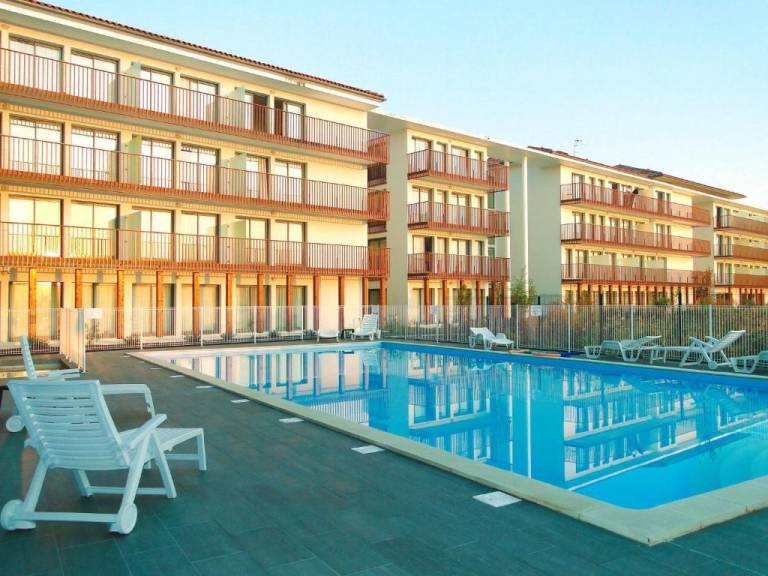 Serviced apartment with patio & pool | Dogs allowed — photo 2