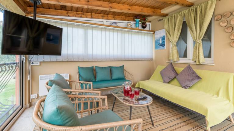 Villa with barbecue, hot tub & terrace in Rab