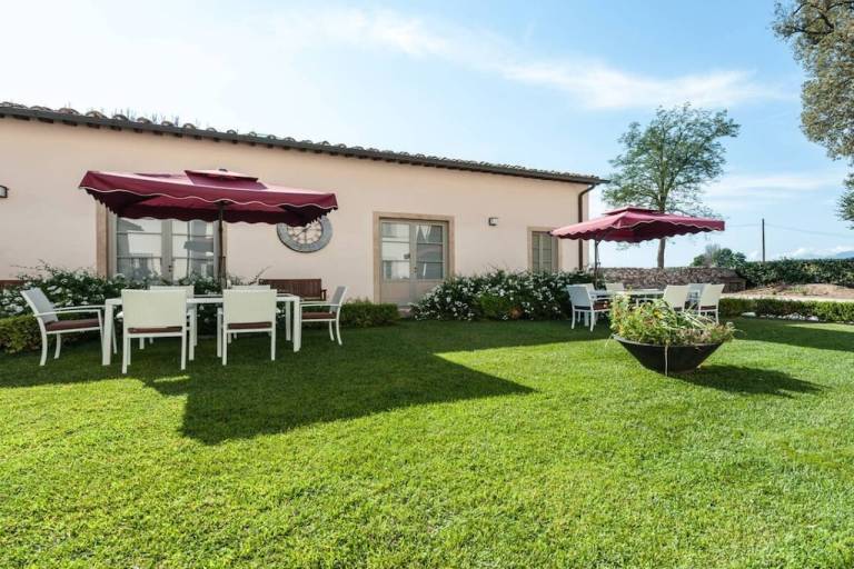 House with grill, yard & pool — photo 4