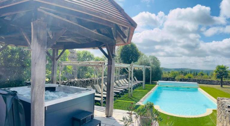 Lovely house with terrace, yard & pool | Pet-friendly — photo 3