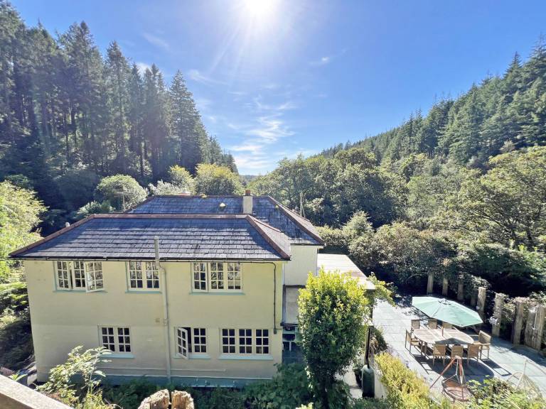 Cottage with yard & hot tub in Bodmin
