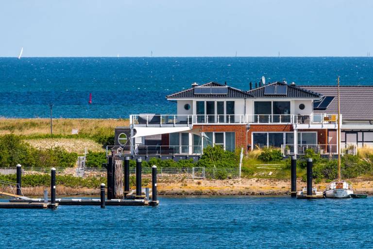 Rollstuhlgerechtes Ostsee-Apartment „Hafenkino“ mit großer Terrasse am Wasser in Flensburg