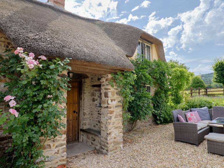 Family-oriented cottage with garden & hot tub | Pets allowed — photo 4