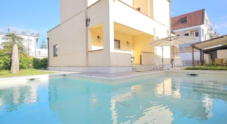 Villa with pool in Palermo