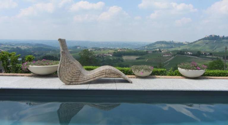 Apartment with pool, yard & terrace in Monforte d'Alba