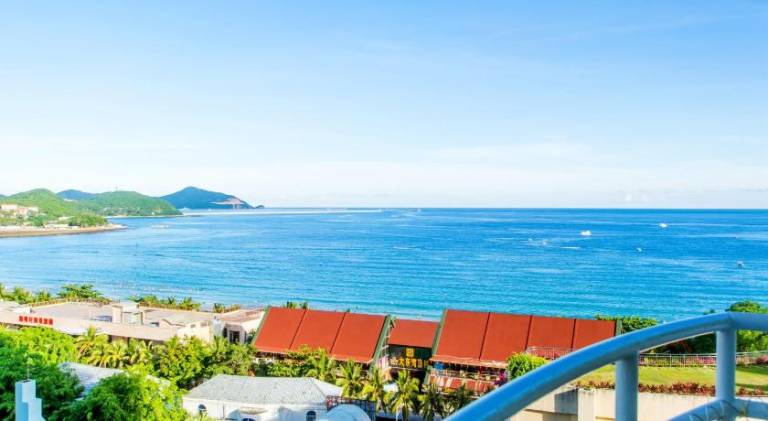 Holiday apartment with yard, terrace & private pool | Perfect for remote work in Sanya