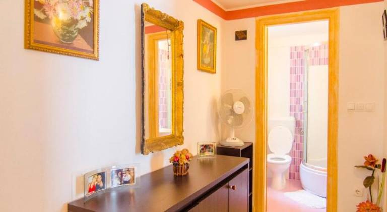 Family-oriented charming villa with garden, terrace & grill | Near Diocletian's Palace | Good for workation | Dogs allowed — photo 5