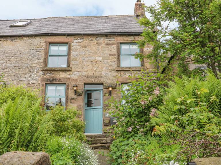 Cottage with yard in Derby