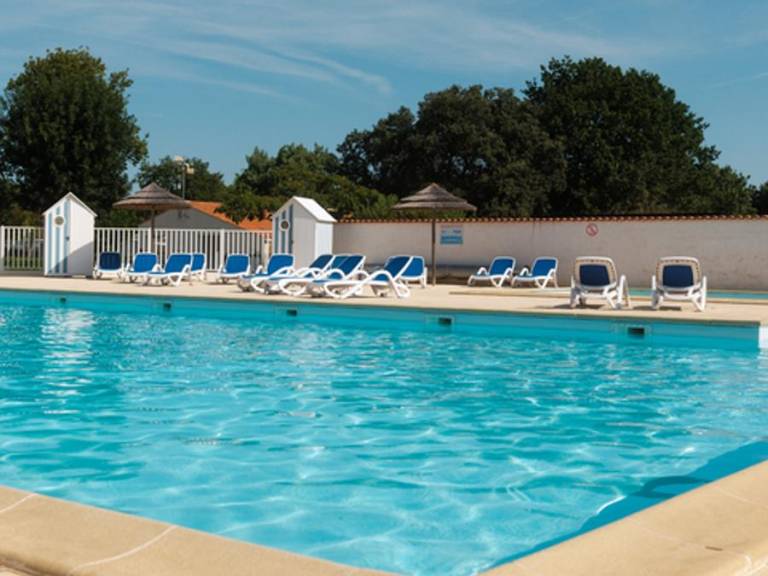 Mobile home with heated pool & patio — photo 2