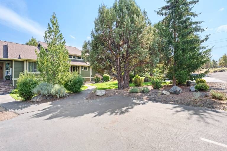 Vacation home with jacuzzi, BBQ & heated pool — photo 4