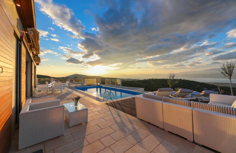 Villa with patio, sauna & yard in Postira
