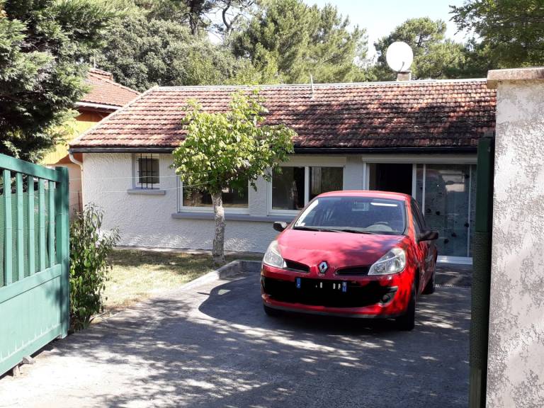 Family-oriented lovely house with yard & grill | Garden view | Pets are welcome — photo 4