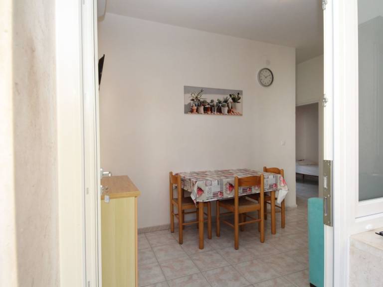 Apartment with yard & patio — photo 3